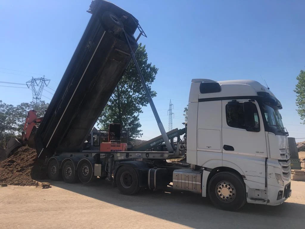 Mezzo pesante ADR Autotrasporti Bovi attrezzato per trasporto merci pericolose